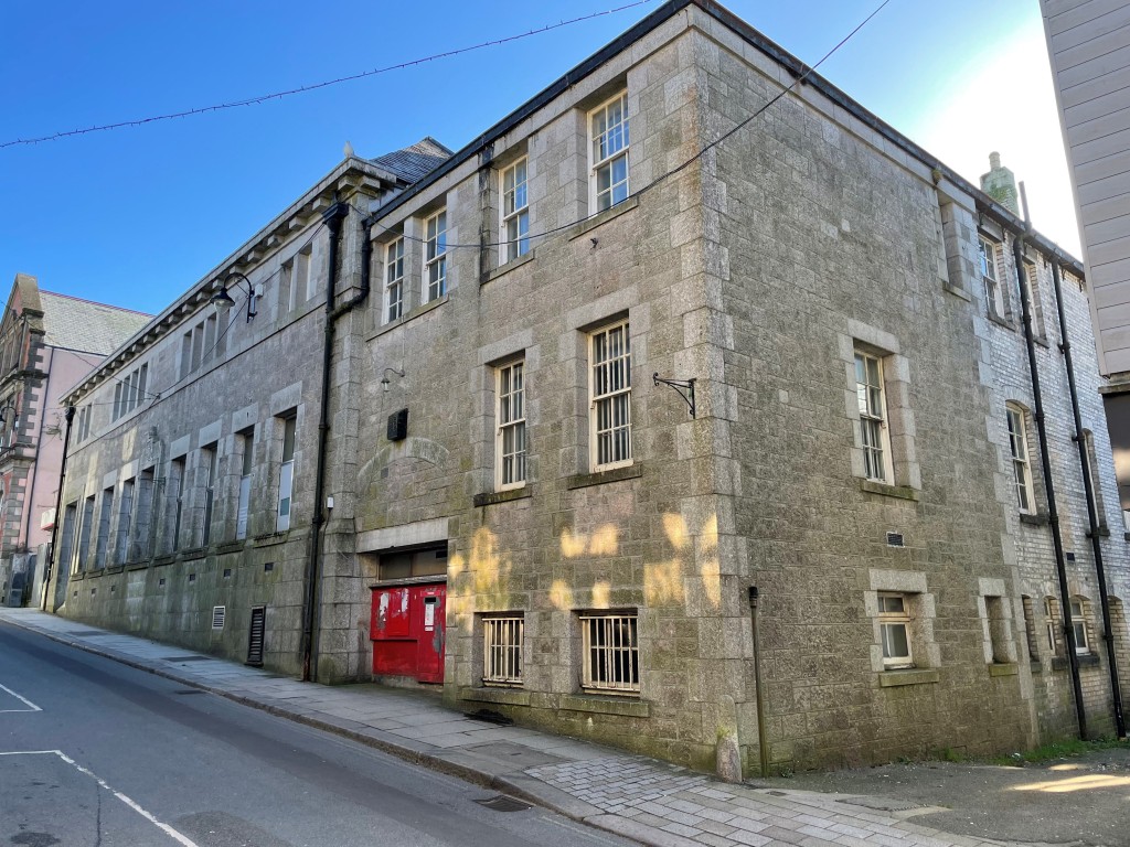 Lot: 150 - SUBSTANTIAL TOWN CENTRE DEVELOPMENT OPPORTUNITY - Front of the building looking up the road